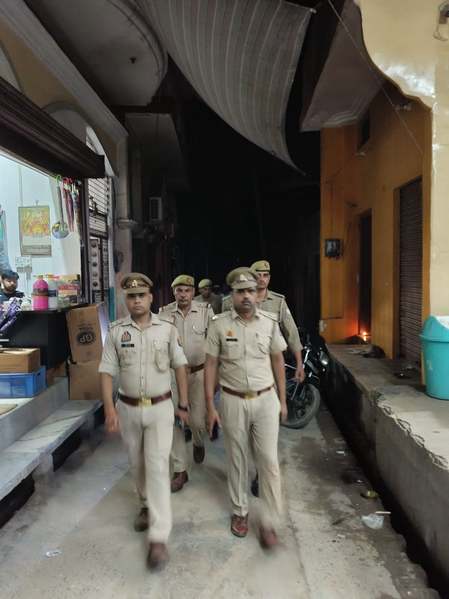 rampurpolice's tweet photo. #एसपी_रामपुर के निर्देशन में थाना सैफनी  #RampurPolice द्वारा आगामी त्यौहारो, अपराध नियन्त्रण, कानून/शान्ति व्यवस्था तथा जनमानस में सुरक्षा की भावना जागृत करने के दृष्टिगत थाना क्षेत्रान्तर्गत महत्वपूर्ण/भीड़-भाङ वाले स्थानो पर मय पुलिस बल पैदल गश्त की गयी। 
#UPPolice 
#FootPatrolling 
#RampurPolice
