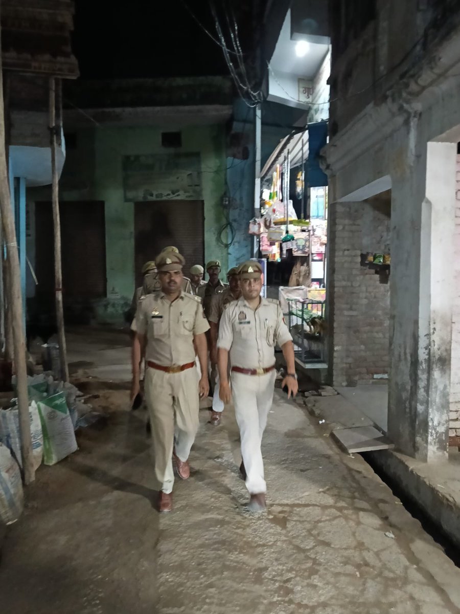 rampurpolice's tweet photo. #एसपी_रामपुर के निर्देशन में थाना सैफनी  #RampurPolice द्वारा आगामी त्यौहारो, अपराध नियन्त्रण, कानून/शान्ति व्यवस्था तथा जनमानस में सुरक्षा की भावना जागृत करने के दृष्टिगत थाना क्षेत्रान्तर्गत महत्वपूर्ण/भीड़-भाङ वाले स्थानो पर मय पुलिस बल पैदल गश्त की गयी। 
#UPPolice 
#FootPatrolling 
#RampurPolice