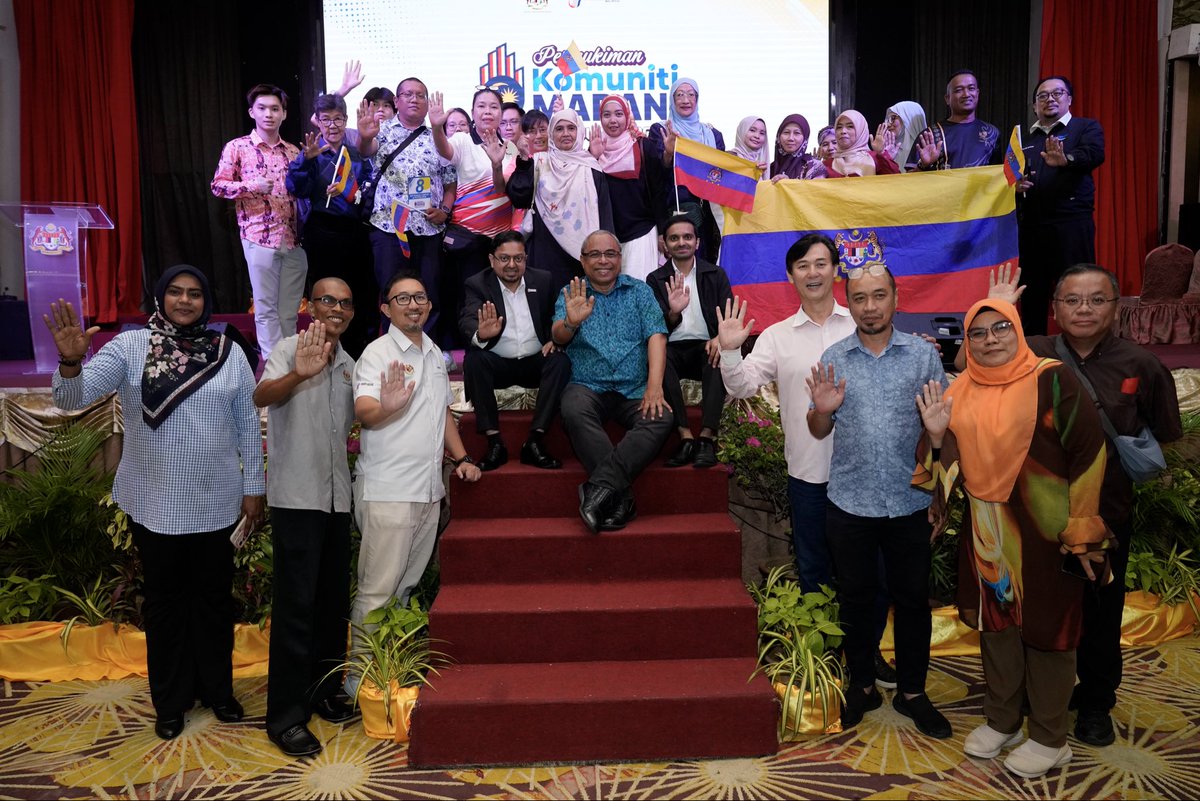 erwinkhairulahm's tweet photo. Mengiringi YB Dato' Seri Fahmi Fadzil Menteri Komunikasi &amp; KSU Kementerian Komunikasi, Datuk Abdul Halim Hamzah di Majlis Pemukiman Komuniti MADANI Semenanjung 2026 di Hotel Kinta Riverfront, Ipoh

Seramai 825 orang keluarga Komuniti MADANI dari seluruh Semenanjung telah hadir. https://t.co/5vHwBeCMuJ