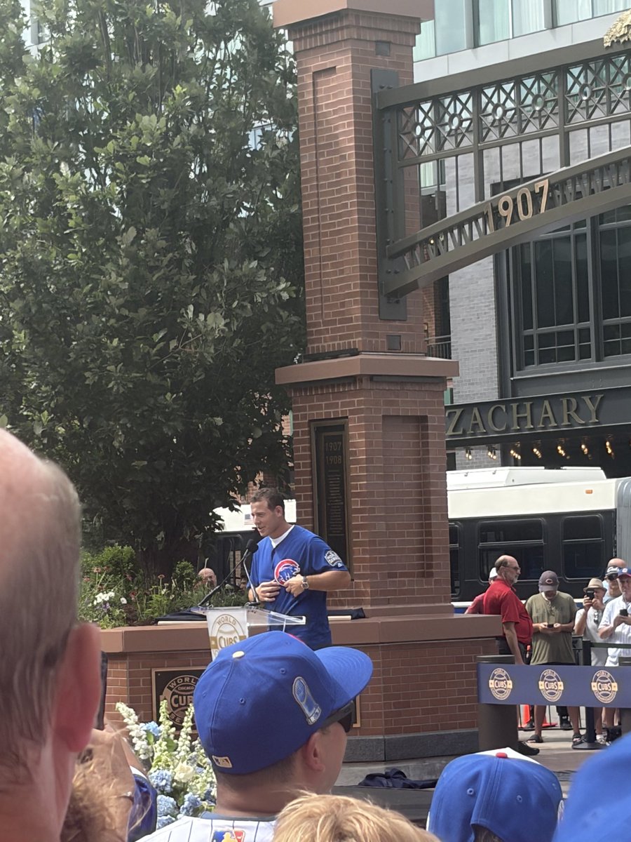 alexmoran007's tweet photo. This was pretty awesome. Rizzo wearing his jersey from game 7 #cubs https://t.co/Uymc2G1xzS