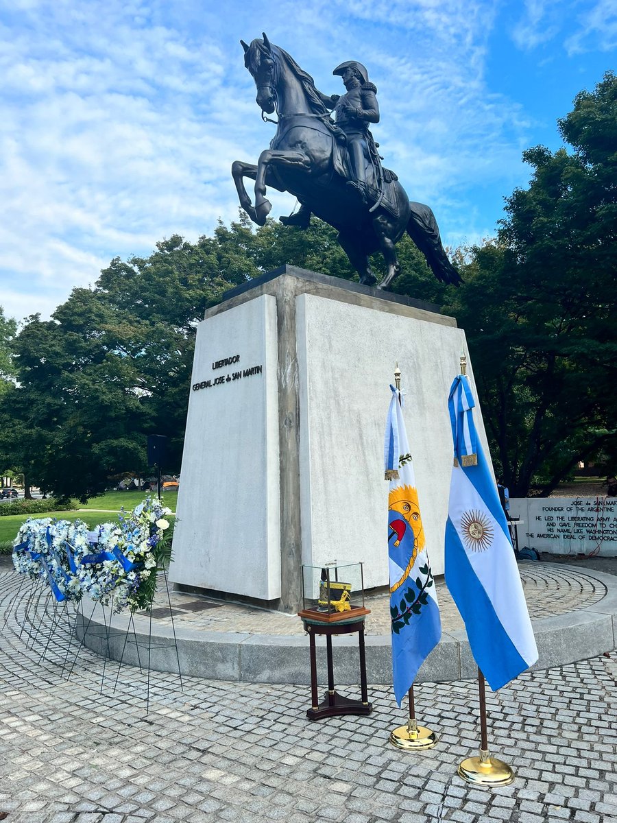 AguantePeron17's tweet photo. Este monumento de General José de San Martín se encuentra en la ciudad de Nueva York. Libertador de nuestra patria y guía espiritual para lograr la gloria eterna para el pueblo argentino. https://t.co/HjA53uKk02