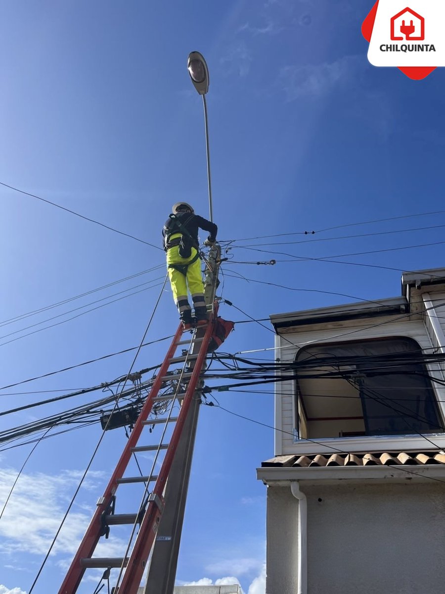 Chilquinta600's tweet photo. #ChilquintaInforma: Equipos de emergencias se encuentran trabajando para normalizar el servicio de los hogares del sector #CerroMerced en la comuna de #Valparaíso. https://t.co/fFNQZpqIVc
