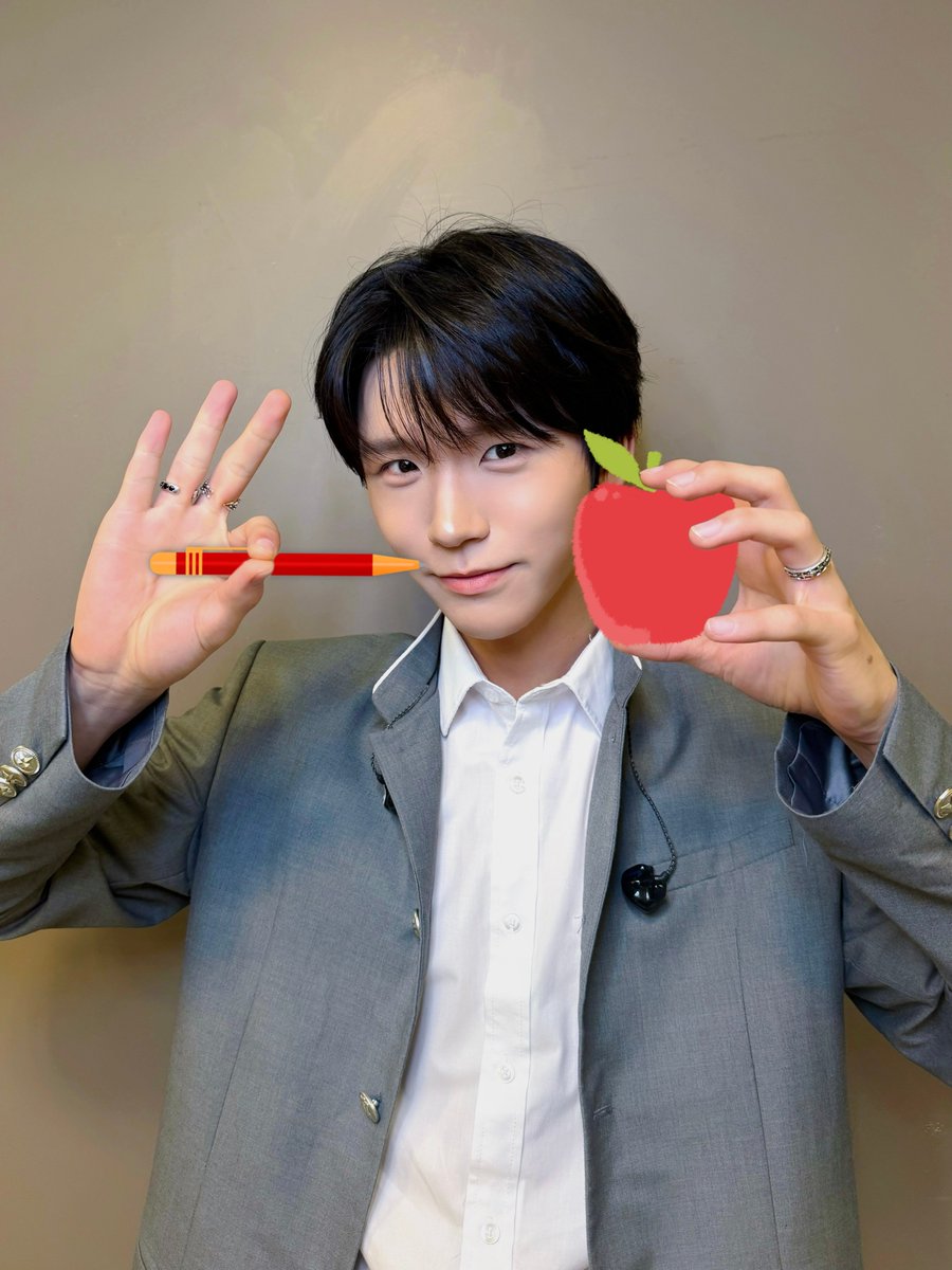 WISH_penguin_'s tweet photo. 🍍🍎🖊 https://t.co/j2Bxc4U9ld