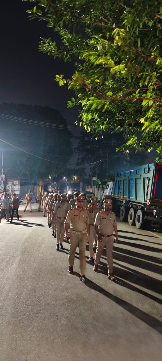 rampurpolice's tweet photo. #एसपी_रामपुर के निर्देशन में थाना गंज  #RampurPolice द्वारा आगामी त्यौहारो, अपराध नियन्त्रण, कानून/शान्ति व्यवस्था तथा जनमानस में सुरक्षा की भावना जागृत करने के दृष्टिगत थाना क्षेत्रान्तर्गत महत्वपूर्ण/भीड़-भाङ वाले स्थानो पर मय पुलिस बल पैदल गश्त की गयी।
#UPPolice
#FootPatrolling
#RampurPolice