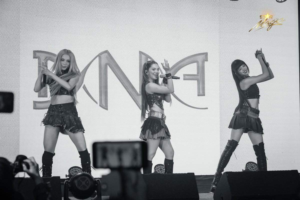 thednahelix's tweet photo. Truly at their finest! @dnaofficial_ph gave every ounce of effort, wrapping up with happy, fulfilled smiles!
©️ @starmagicphils
#DNA #DNA_FirstAlbum #DNAAlbumshowcase https://t.co/lxJVB1YcQw