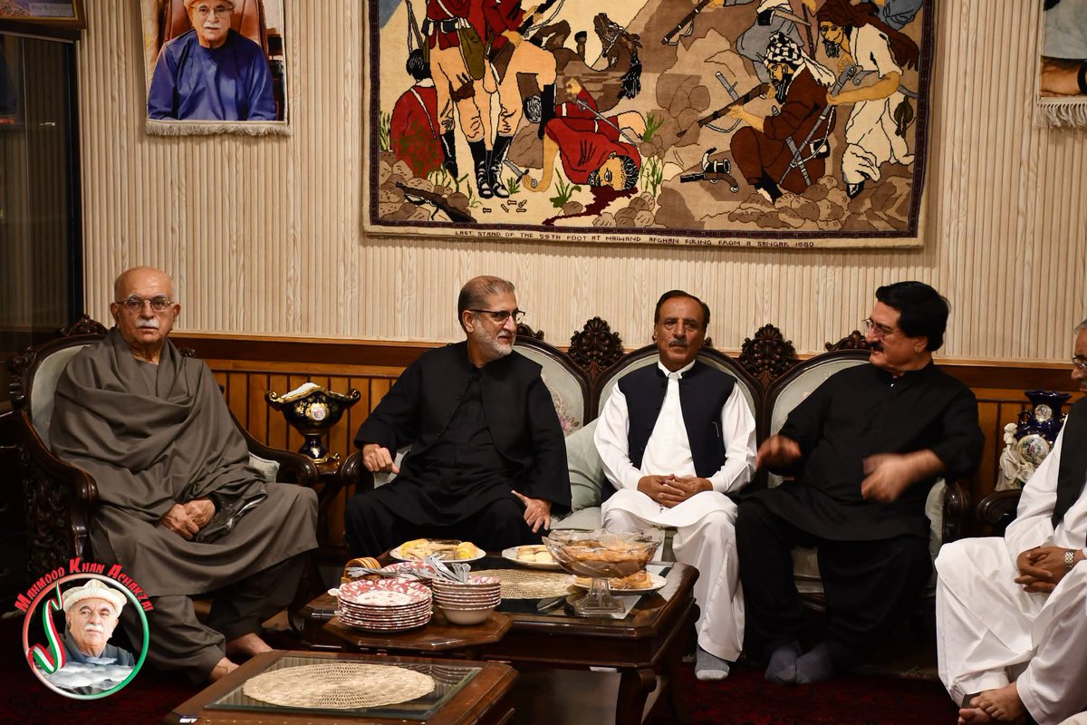 MKAchakzaiPKMAP's tweet photo. بلوچستان نیشنل پارٹی کے صدر سردار اختر جان مینگل کی پشتونخوامیپ کے چئیرمین، اپوزیشن لیڈر محمود خان اچکزئی کے گھر آمد۔ اس موقع پر دونوں پارٹیوں کے قائدین بھی موجود تھے۔ https://t.co/tf69pMg7kR