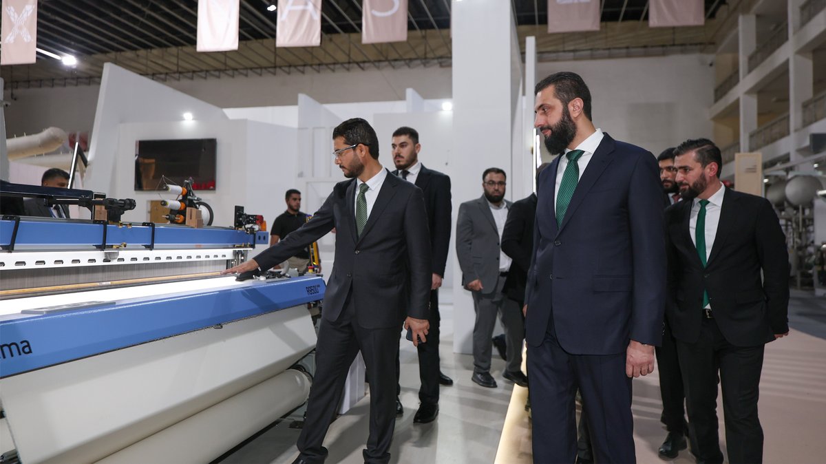SyPresidency's tweet photo. افتتح السيد الرئيس أحمد الشرع اليوم في قصر المؤتمرات بدمشق، معرض سوريا الدولي للنسيج "ناس تكس"، بحضور عدد من الوزراء، ومشاركة شخصيات وفعاليات محلية وعربية ودولية.

وأكد السيد الرئيس في كلمته أهمية قطاع النسيج بوصفه جزءًا من الهوية الصناعية والحرفية لسوريا، ودوره في دعم مسار التعافي وإعادة الإعمار وتوفير فرص العمل، وتعزيز حضور الصناعة السورية في الأسواق الإقليمية والدولية.

كما أجرى السيد الرئيس جولة في المعرض، اطّلع خلالها على أقسامه وأبرز المنتجات والصناعات النسيجية.

#رئاسة_الجمهورية_العربية_السورية
