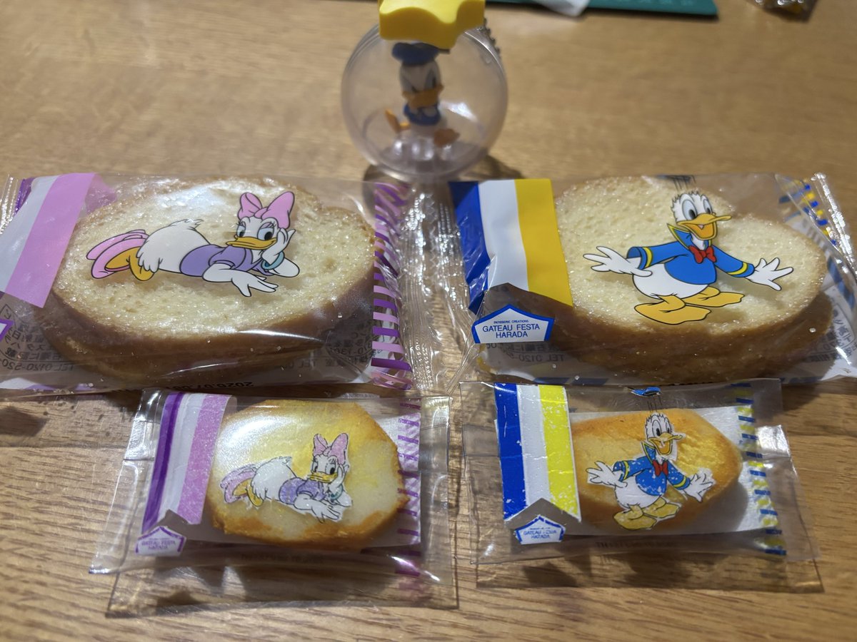 _mia210's tweet photo. 愛してやまないガトーフェスタハラダの愛してやまないドナデジちゃんのパケどうしてもどうにかしたかったのでいろんなところを参考にミニチュア作りました🥰第一弾なのでめちゃくちゃ雑なとこがある😣 https://t.co/zDCvJsZyvx