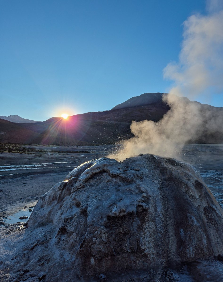 criordor's tweet photo. Amanecer en los geysers del Tatio ☀️🌋❄️

#AmorPorElAltiplano 💜 https://t.co/h2o4Lngusw