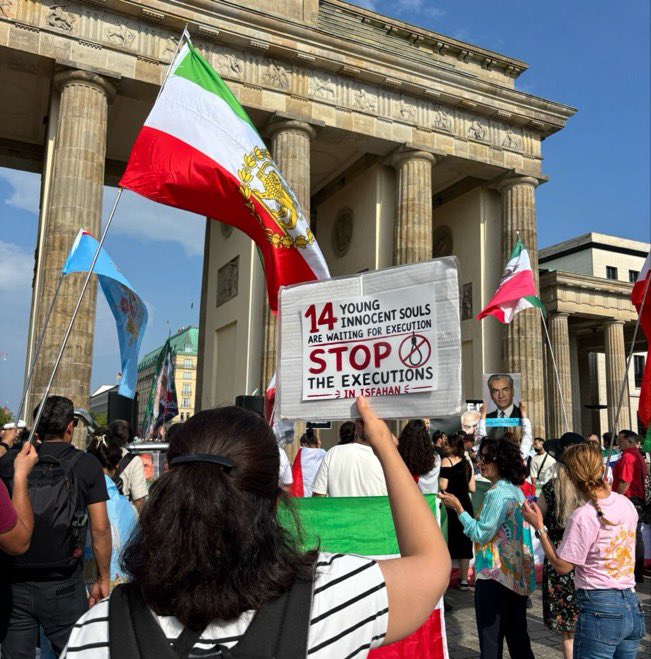 ISefati's tweet photo. Auch heute gingen wieder mehrere Hundert Iraner in Berlin am Brandenburger Tor auf die Straße, um gegen das Mullah-Regime und für Freiheit im Iran zu protestieren . #b1807 https://t.co/lQyDS1ZRyV