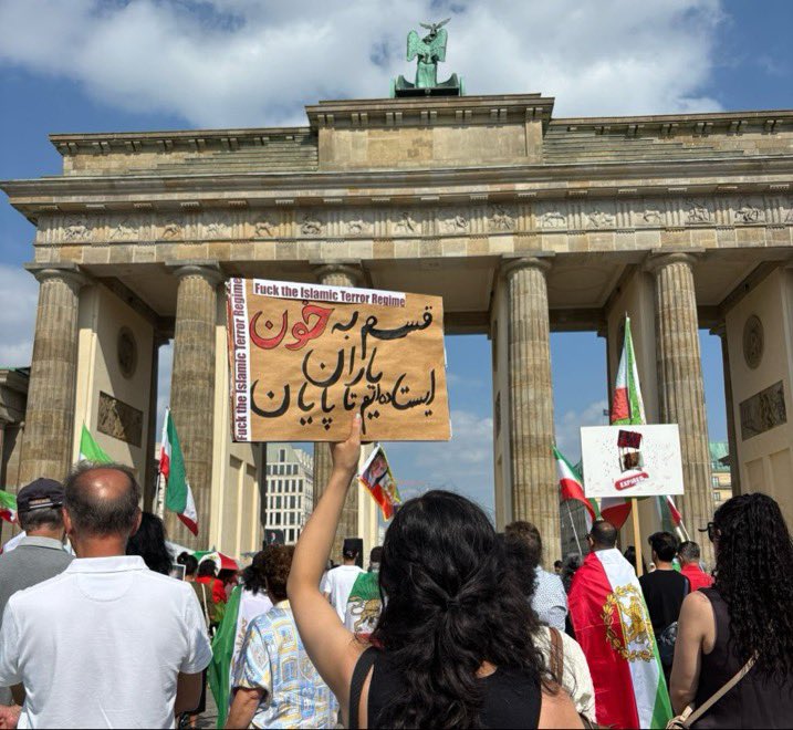 ISefati's tweet photo. Auch heute gingen wieder mehrere Hundert Iraner in Berlin am Brandenburger Tor auf die Straße, um gegen das Mullah-Regime und für Freiheit im Iran zu protestieren . #b1807 https://t.co/lQyDS1ZRyV