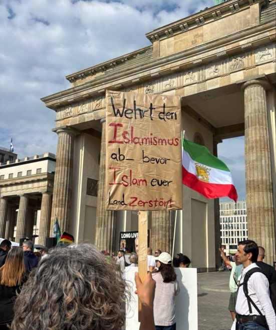 ISefati's tweet photo. Auch heute gingen wieder mehrere Hundert Iraner in Berlin am Brandenburger Tor auf die Straße, um gegen das Mullah-Regime und für Freiheit im Iran zu protestieren . #b1807 https://t.co/lQyDS1ZRyV