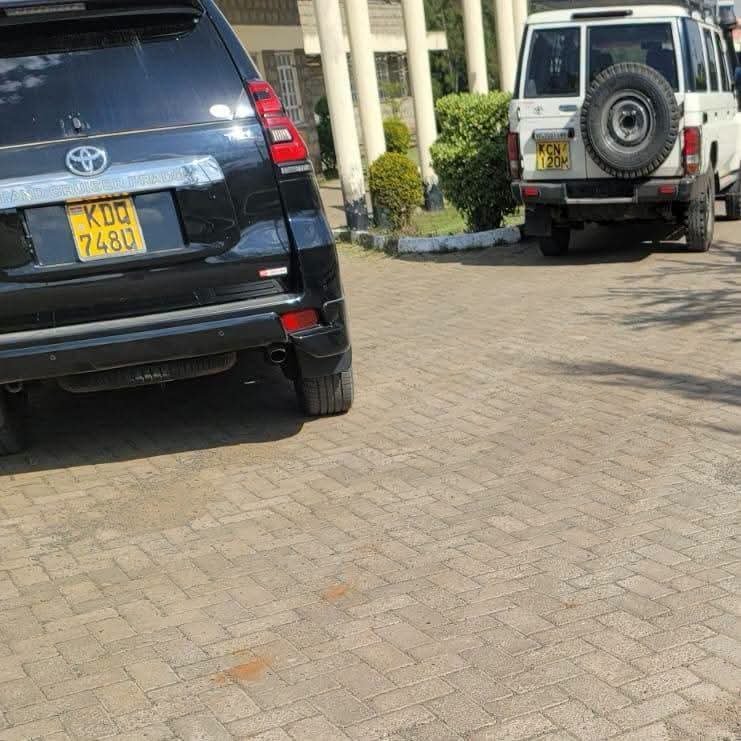 MwangiHub's tweet photo. Nyandarua County Commissioner Abdirisack Jaldesa, these vehicles with altered plates were used by armed gunmen who attacked people in Olkalou. The vehicles were operating from your compound. Produce the men who kiIIed our two sons. https://t.co/v8FgwCvS4E