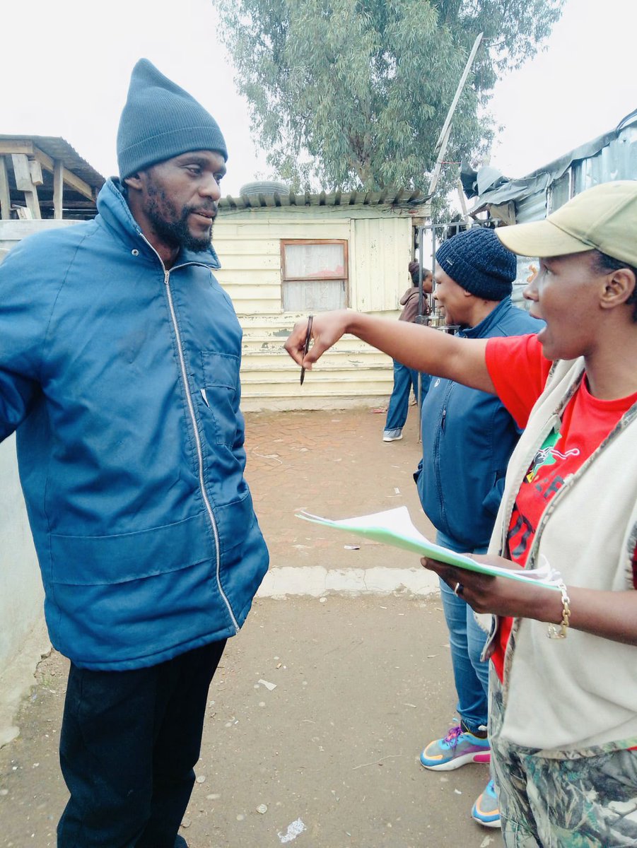 EFFDrakenstein's tweet photo. ♦️ in pictures ♦️

Fighters of Ward 32 are on the ground recruiting people to join the fastest growing movement @EFFSouthAfrica and registering new voters 

THE YEAR OF VICTORY OR DEATH 
@EFFWesternCape_ https://t.co/1Gs63L5KEx