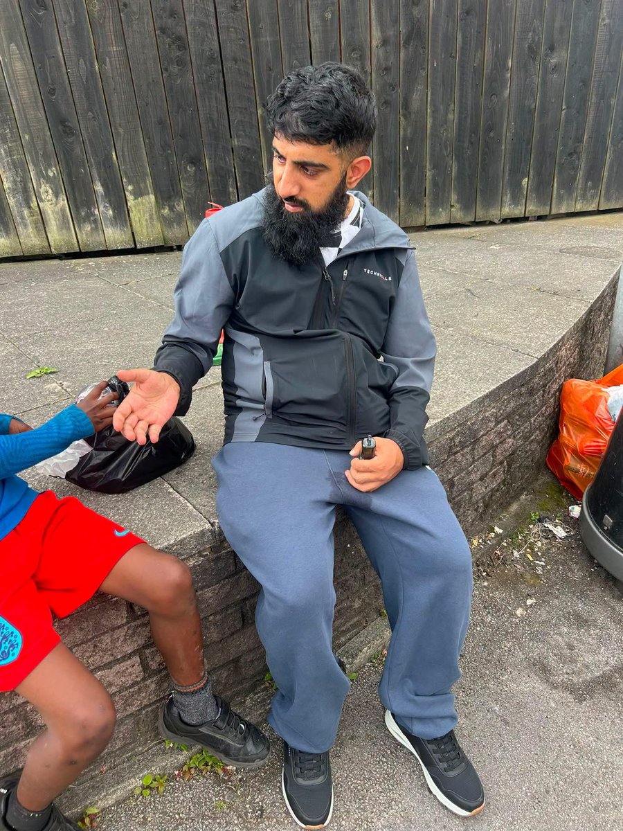 YorksRose_84's tweet photo. ⚠️ Always talk to your children about Stranger Danger
Been sent this
Some guy on settle street outside asking kids if he can buy them sweets Eli’s come running home telling me thank god! I went and spoke to him and he thinks it’s normal, I don’t know if he’s drunk but he’s got a big scar on back of his head so could have possible brain injury! I’m on phone to 101 and they are sending police out #bolton
#community