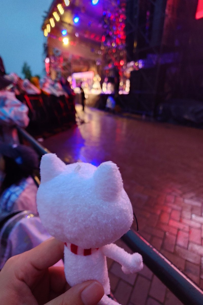 bump_0_zero's tweet photo. 一番端だけど最前で見れた！
今までで一番近いオブチキンだった!!!
ヒデちゃんが見えなかったのが少し残念…

ニコルさん雨の中ぶん回してごめんよ〜
ちゃんとお風呂入れてあげるからね https://t.co/xUPJ3hNcpX