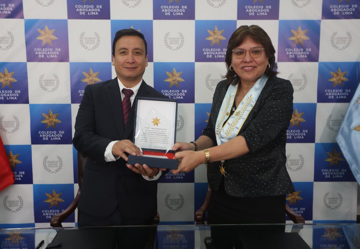 MinjusDH_Peru's tweet photo. #NotaInformativa 📃 | ¡Sumando esfuerzos por el acceso a la justicia! 🤝 Hoy, el MINJUSDH firmó un convenio con el Ilustre Colegio de Abogados de Lima para fortalecer las capacidades de ambas instituciones en beneficio de la ciudadanía. 

✍🏻 Este documento fue suscrito por el ministro Luis Jiménez Borra y la decana del Colegio de Abogados de Lima, Delia Espinoza.