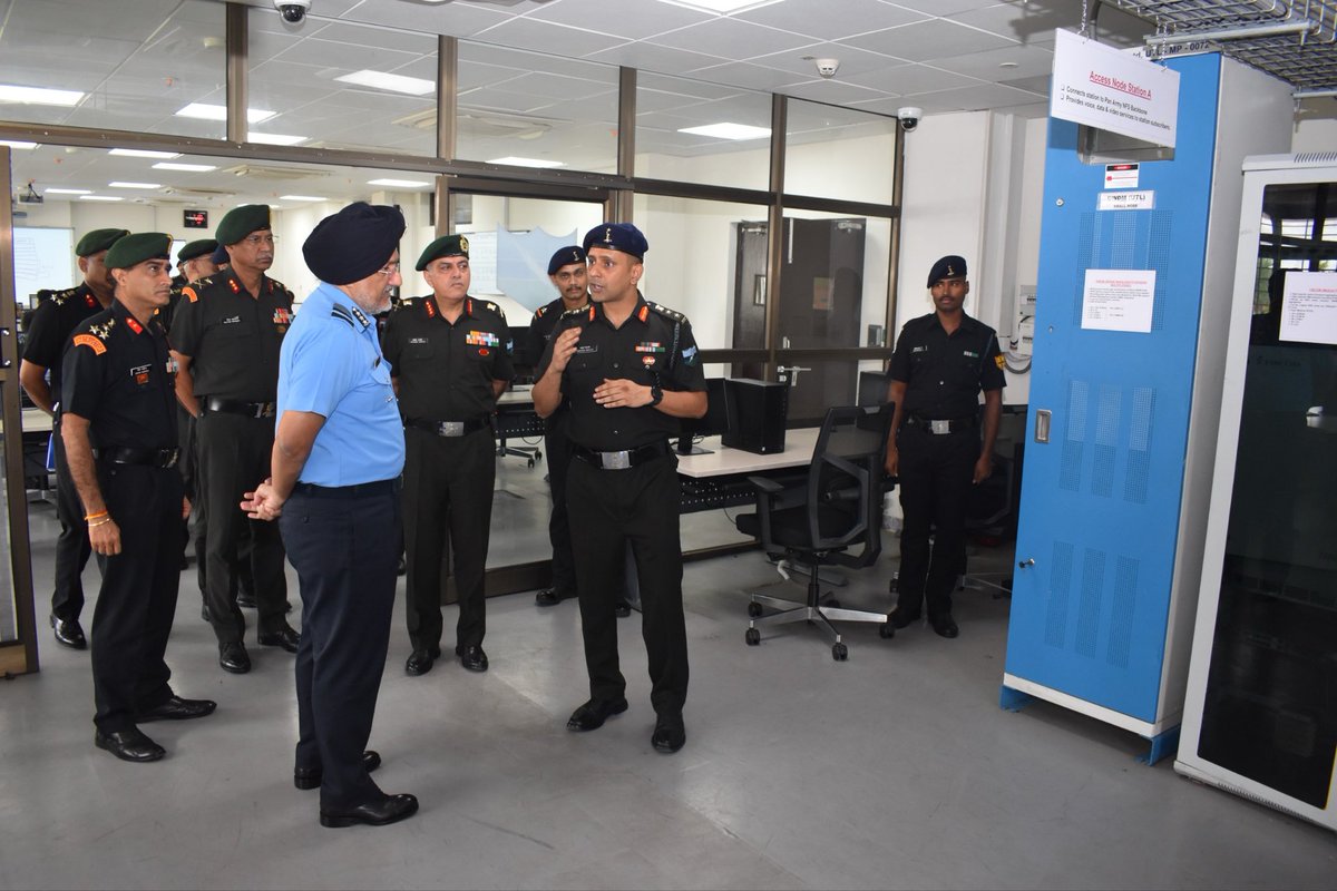 HQ_IDS_India's tweet photo. Air Marshal Tejinder Singh #CISC visited #MCTE, Mhow on 18 July.

Lt Gen Praveen Bakshi, Commandant MCTE briefed him on niche tech infusion and innovations developed in collaboration with Academia, Startups and Government Agencies. 

#CISC lauded the efforts and exhorted  to maintain high standards of professionalism.

@DefenceMinIndia 
@SethSanjayMP 
@SpokespersonMoD 
@MIB_India 
@artrac_ia