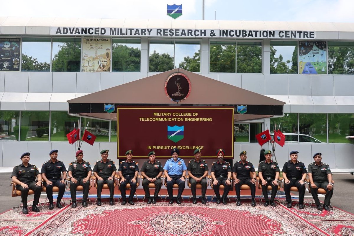 HQ_IDS_India's tweet photo. Air Marshal Tejinder Singh #CISC visited #MCTE, Mhow on 18 July.

Lt Gen Praveen Bakshi, Commandant MCTE briefed him on niche tech infusion and innovations developed in collaboration with Academia, Startups and Government Agencies. 

#CISC lauded the efforts and exhorted  to maintain high standards of professionalism.

@DefenceMinIndia 
@SethSanjayMP 
@SpokespersonMoD 
@MIB_India 
@artrac_ia