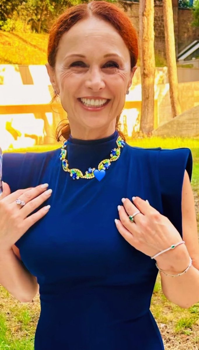 Sofiadipinto's tweet photo. La tua bellezza non ha confini una dea.. d'altronde quest'abito ti dona. Il blu il tuo colore 💙 https://t.co/nNykQNObtL