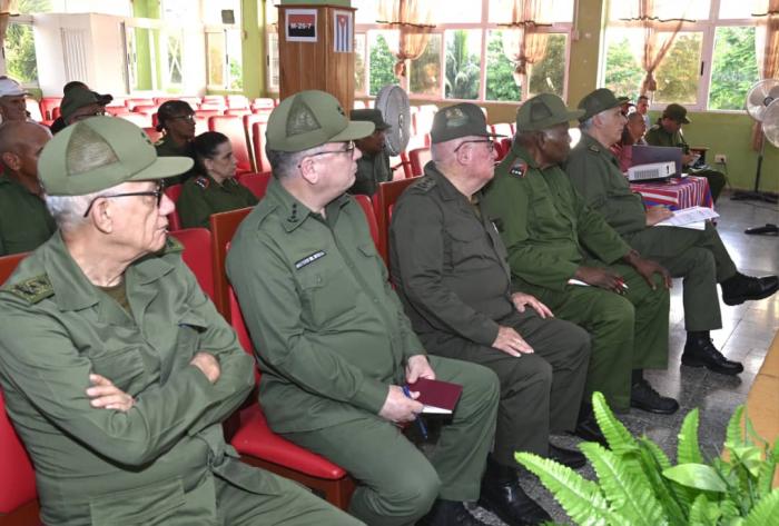 Granma_Digital's tweet photo. 🇨🇺🪖ǀ El Presidente del Consejo de Defensa Nacional, @DiazCanelB, participó en una nueva jornada del Día Nacional de la Defensa, al visitar el municipio Habana del Este e intercambiar experiencias sobre las acciones que desarrollan las Zonas de Defensa.
🔗https://t.co/T7WS6Z42Bn https://t.co/RpTETRZSEv