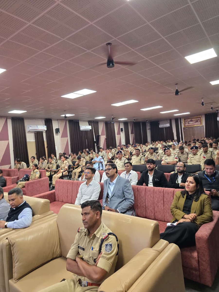 BSEIndia's tweet photo. BSE hosted a Regional Investor Seminar for Awareness (RISA) for police officials from Ujjain, reinforcing the importance of financial literacy across every section of society.

With BSE MD & CEO Shri Sundararaman Ramamurthy, Shri Shailesh Pingale, DGM, SEBI, and Shri Bharat Singh Yadav, DSP, Ujjain Police, the session highlighted how empowering law enforcement with investor awareness strengthens investor protection.

#RISA #InvestorAwareness #BSE #SEBI #InvestorProtection