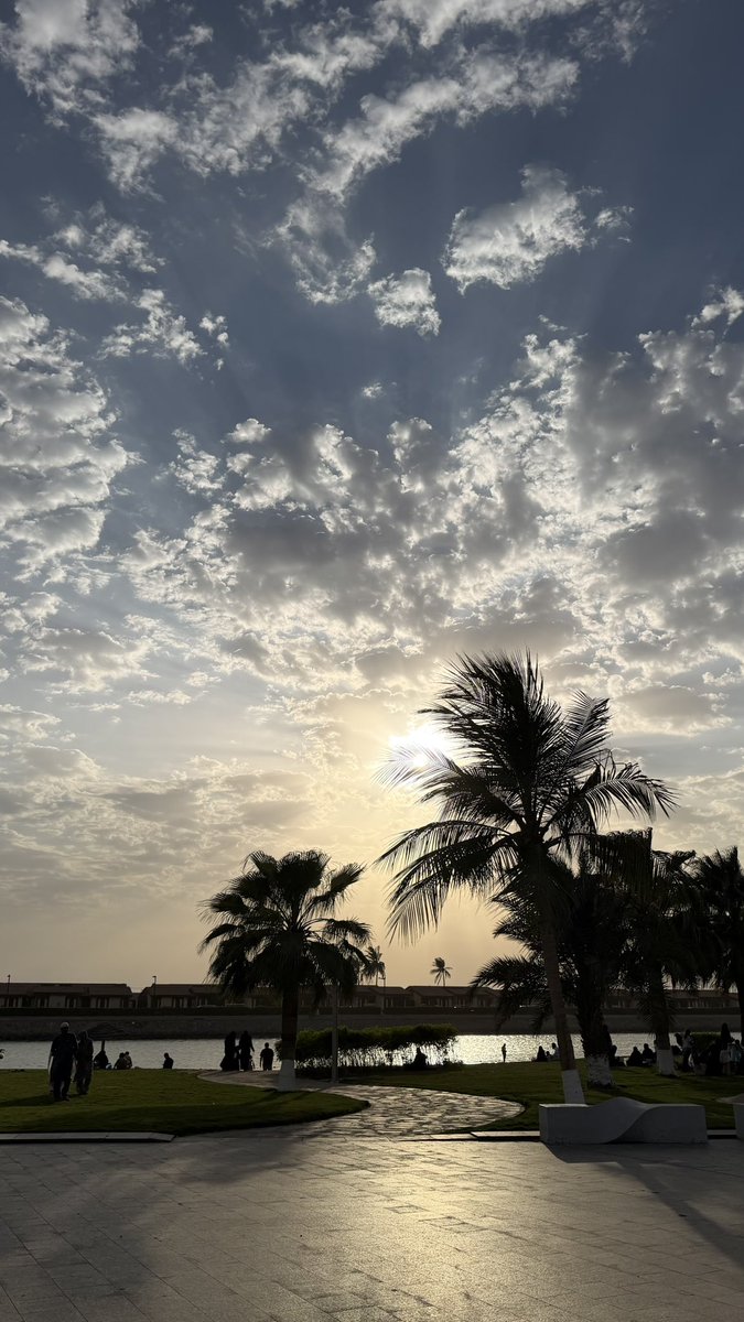 Relax_k2's tweet photo. الوقوف امام البحر ولحظات الغروب 🌅🌊 https://t.co/fR5I6Nyvti