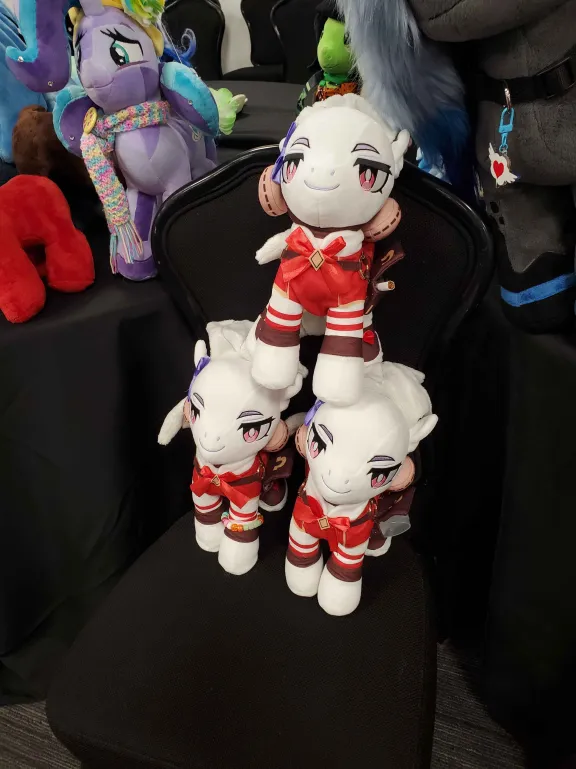 timbananas's tweet photo. @applejoople Already a reunion someone spotted at Sunshine pony con https://t.co/yt1meGubmv
