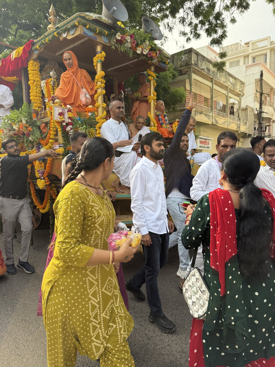 kevalgadhavi's tweet photo. ભગવાન જગન્નાથજીની રથયાત્રામાં દર્શનનો દિવ્ય લહાવો પ્રાપ્ત થયો. 🙏✨
આ પાવન અવસરે જામનગર જિલ્લા ભાજપ પ્રમુખ બિનાબેન, સાથી મહામંત્રીશ્રીઓ અને બક્ષીપંચ મોરચાની ટીમ સાથે ઉપસ્થિત રહી પ્રભુના આશીર્વાદ લીધા.
કેવલ દેવીદાનભાઈ ગઢવી (ઉપાધ્યક્ષ, જામનગર જિલ્લા ભાજપ બક્ષીપંચ મોરચો)
#bjp #modi https://t.co/l8qsrvI59k
