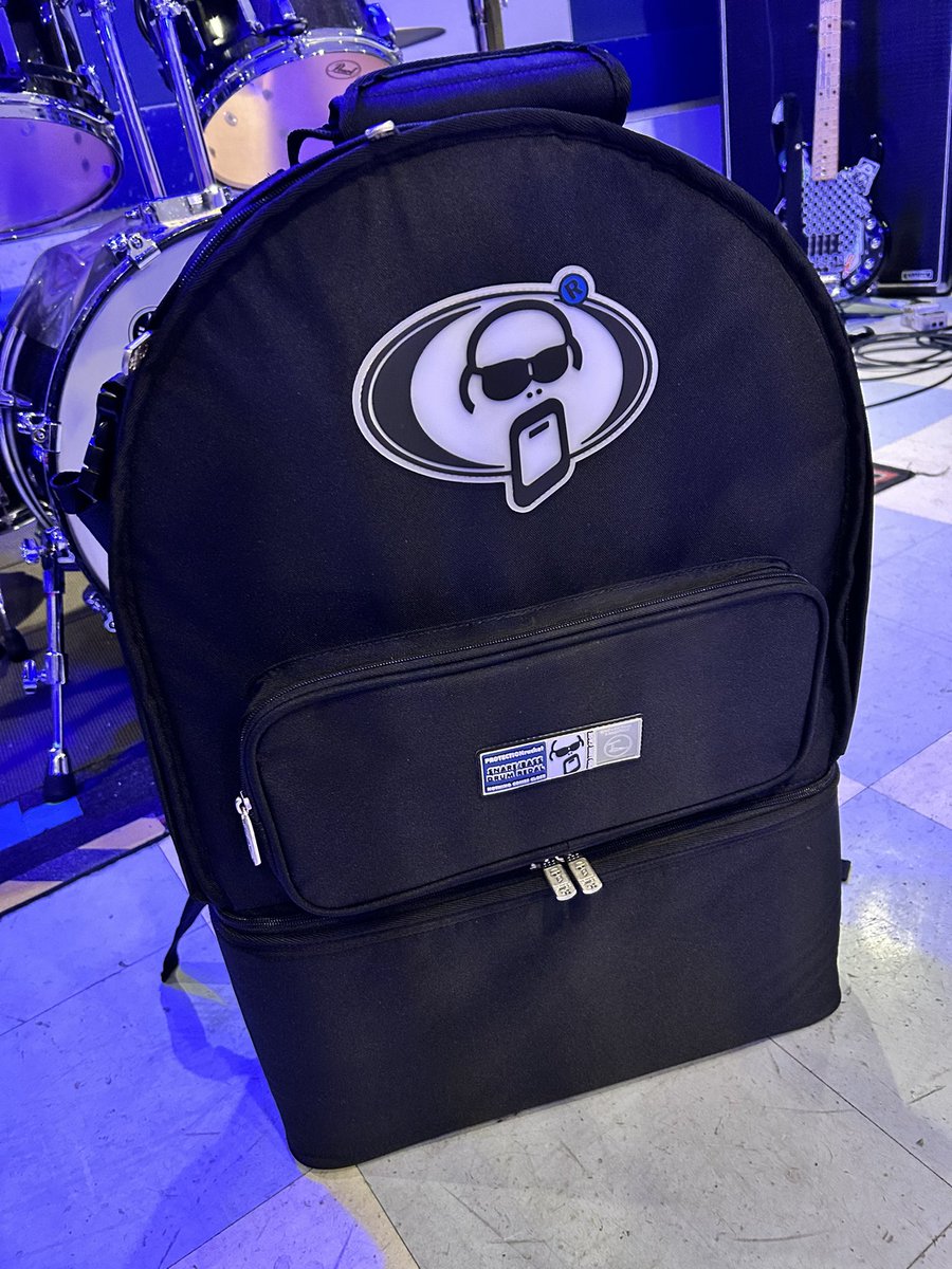 BIFFSOUND's tweet photo. 誕生日に花束、ｽﾃｨｯｸ、ｽﾈｱ、ｷｯｸﾍﾟﾀﾞﾙが一緒に入る鞄を貰ってしまいました！！
(;Д;)ｷﾞｬｰ!💕︎︎✨️✨️
入れ物は世代交代です。
2006年からのパス貼ってあって、もー居ないバンドや、無くなったﾗｲﾌﾞﾊｳｽもあってかなり思い出です
20年間お疲れ様でした(　߹꒳​߹ )✨️✨️ https://t.co/VhpyzVfpVK