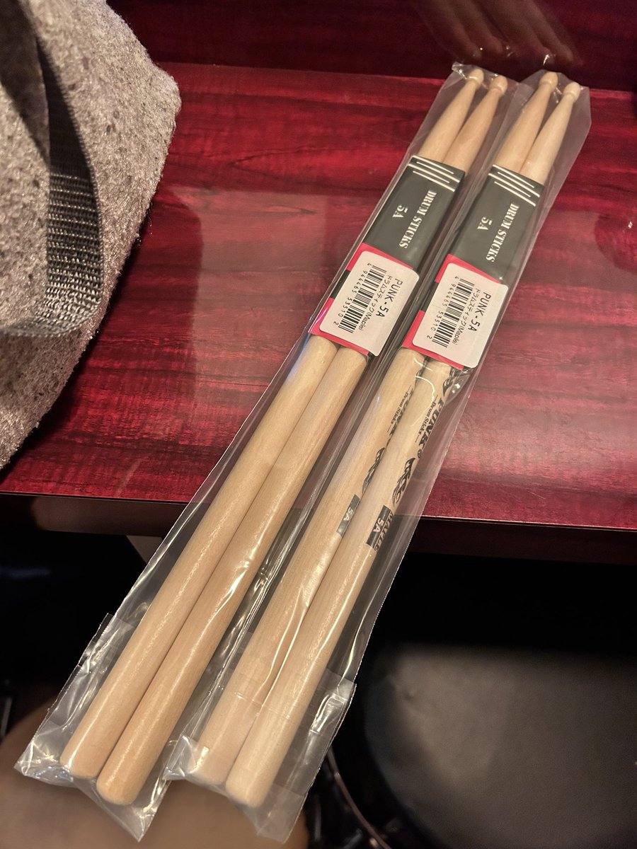 BIFFSOUND's tweet photo. 誕生日に花束、ｽﾃｨｯｸ、ｽﾈｱ、ｷｯｸﾍﾟﾀﾞﾙが一緒に入る鞄を貰ってしまいました！！
(;Д;)ｷﾞｬｰ!💕︎︎✨️✨️
入れ物は世代交代です。
2006年からのパス貼ってあって、もー居ないバンドや、無くなったﾗｲﾌﾞﾊｳｽもあってかなり思い出です
20年間お疲れ様でした(　߹꒳​߹ )✨️✨️ https://t.co/VhpyzVfpVK