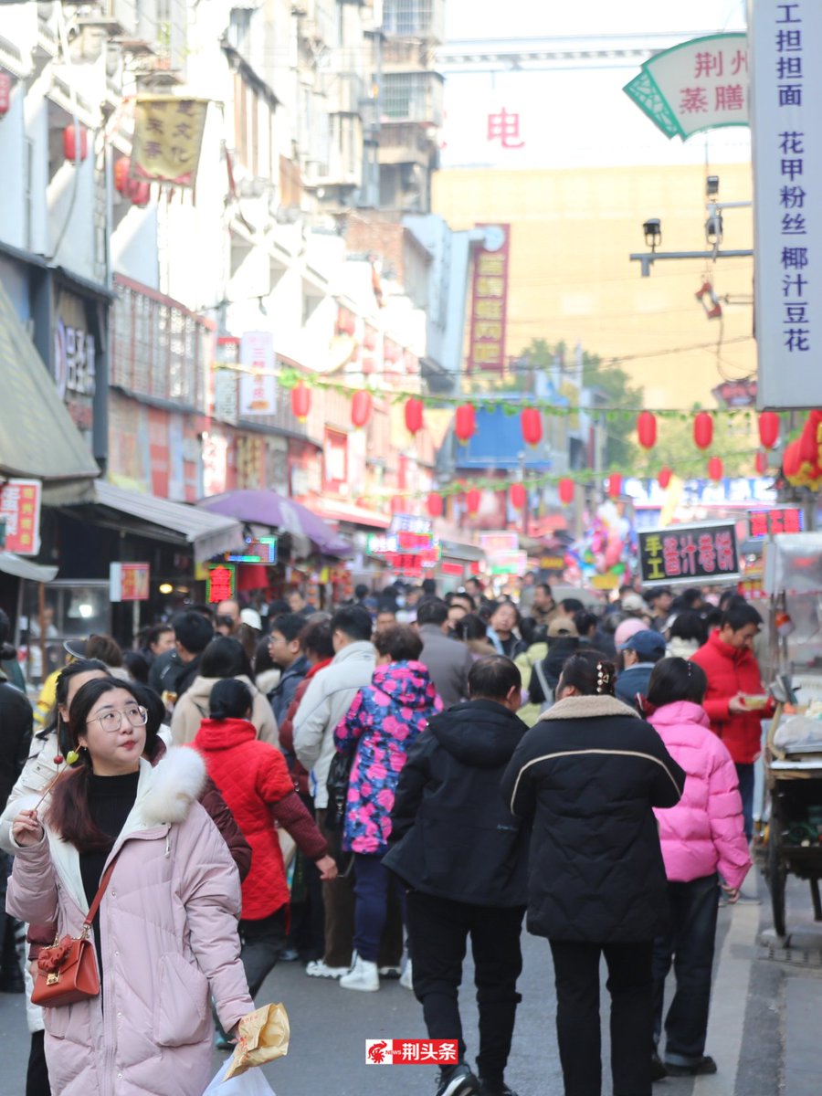 totohoons's tweet photo. Busy urban street corner vibes  Colorful street snacks u0026 laughing pedestrians—every frame tells a little city story. https://t.co/CL80EbUsbq