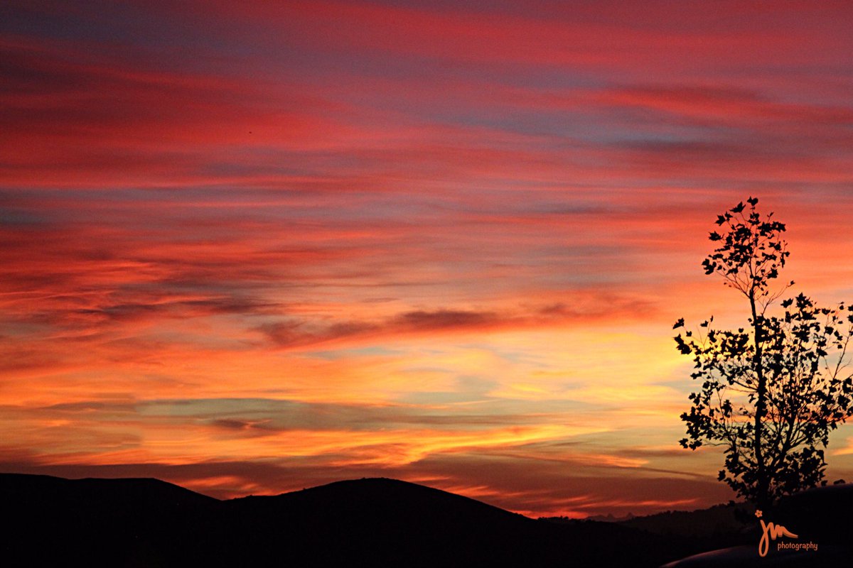 jmszer's tweet photo. @JohnGetchel Sunset in Simi Valley, CA https://t.co/KhoagSmqfV