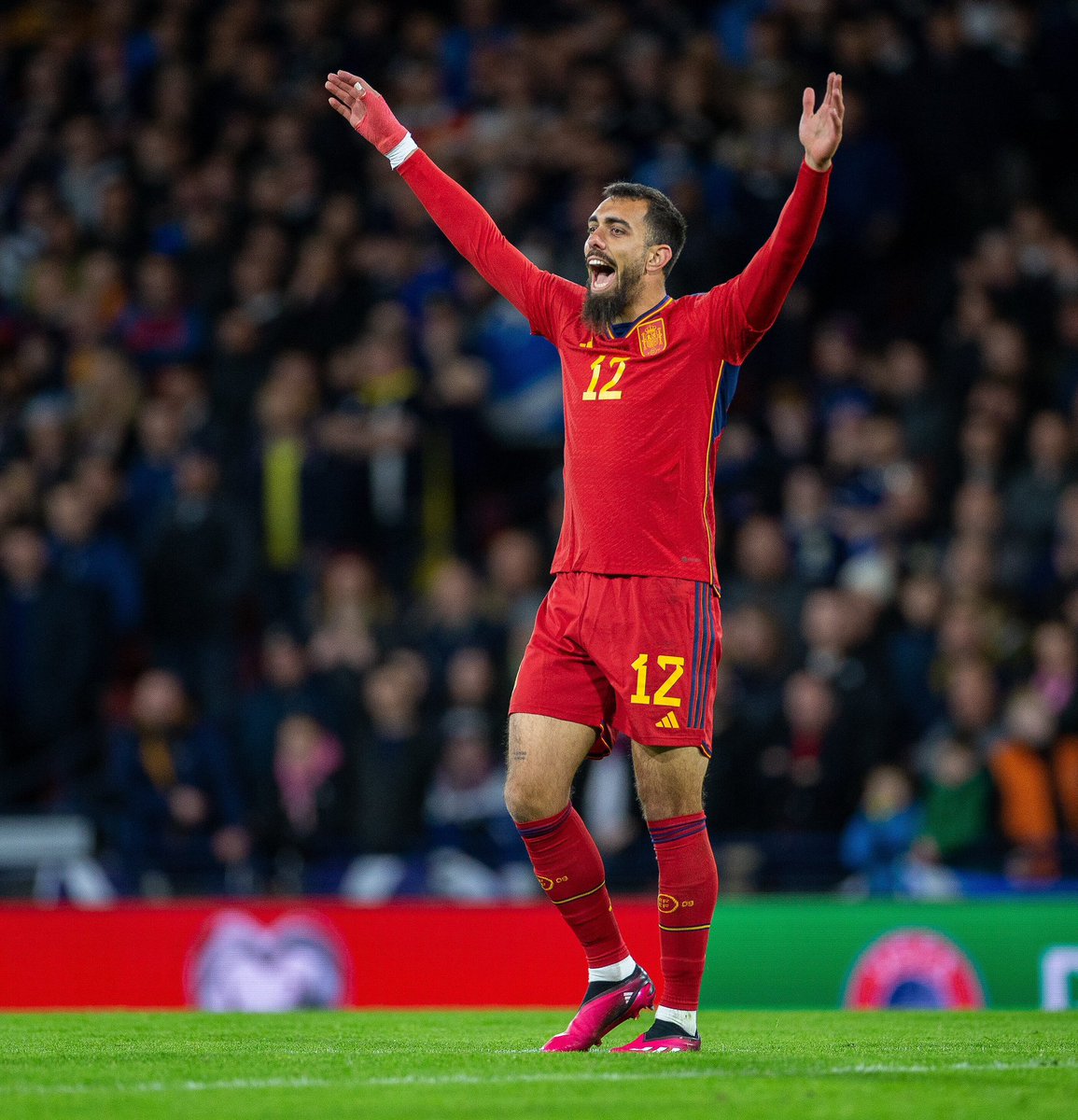 _BeFootball's tweet photo. Borja Iglesias 🇪🇸 : « si je vais serrer la main de Donald Trump 🇺🇸 à la finale ?  JE N’AI PAS ENVIE D’ALLER EN PRISON (🤣).

J’espère le saluer à un moment où nous serons tous très heureux, ET QUE ÇA PASSE TRÈS VITE POUR QUE JE PUISSE OUBLIER.

Je pense que ce n’est pas le moment de créer la polémique, les gens connaissent parfaitement ce que je pense. »

(Panenka)