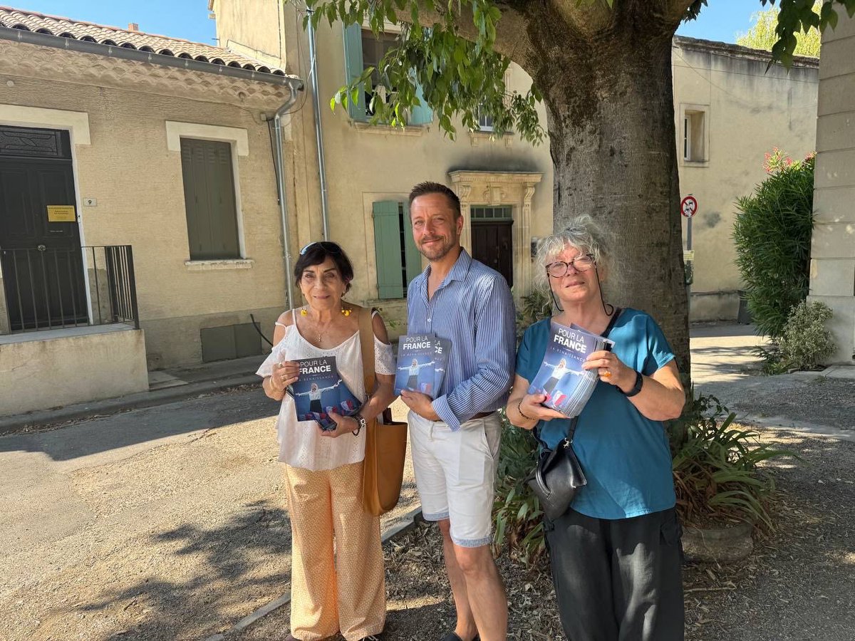 JocelynHodapp84's tweet photo. Matinée terrain et marché à #Pernes!
Les #Circo8403 et #Circo8405 du @RNvaucluse au diapason avec @MLP_officiel !
Merci à @FannyLauzen et les militants de la 3 du #Vaucluse pour leur invitation!
Rejoignez-nous sur https://t.co/bxHBf74iBI https://t.co/znvYv4bWQp