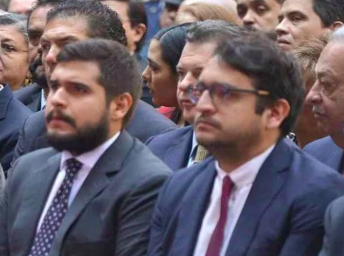politicomx's tweet photo. 🚨🫣 Estas son las denuncias penales que enfrentan  ‘Andy’ y los hijos de AMLO

👉 https://t.co/GNLDlP5jkF

‘Andy’, ‘Bobby’ y José Ramón López Beltrán han sido acusados de varios delitos desde el sexenio de su padre, desde presuntos vínculos con redes de huachicol fiscal hasta su responsabilidad por los descarrilamientos del Tren Interoceánico, los señalamientos han escalado.

Pese a la gravedad de las acusaciones y a las exigencias de que sean investigados, ninguno de los hijos del expresidente ha sido llamado a declarar.