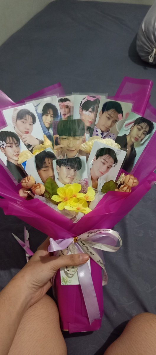 woooblyy's tweet photo. dapet buket san dari temen non kpop, gatau bias ku jadinya katanya yg penting member Ateez 😭😭 https://t.co/yBLkeSln6K