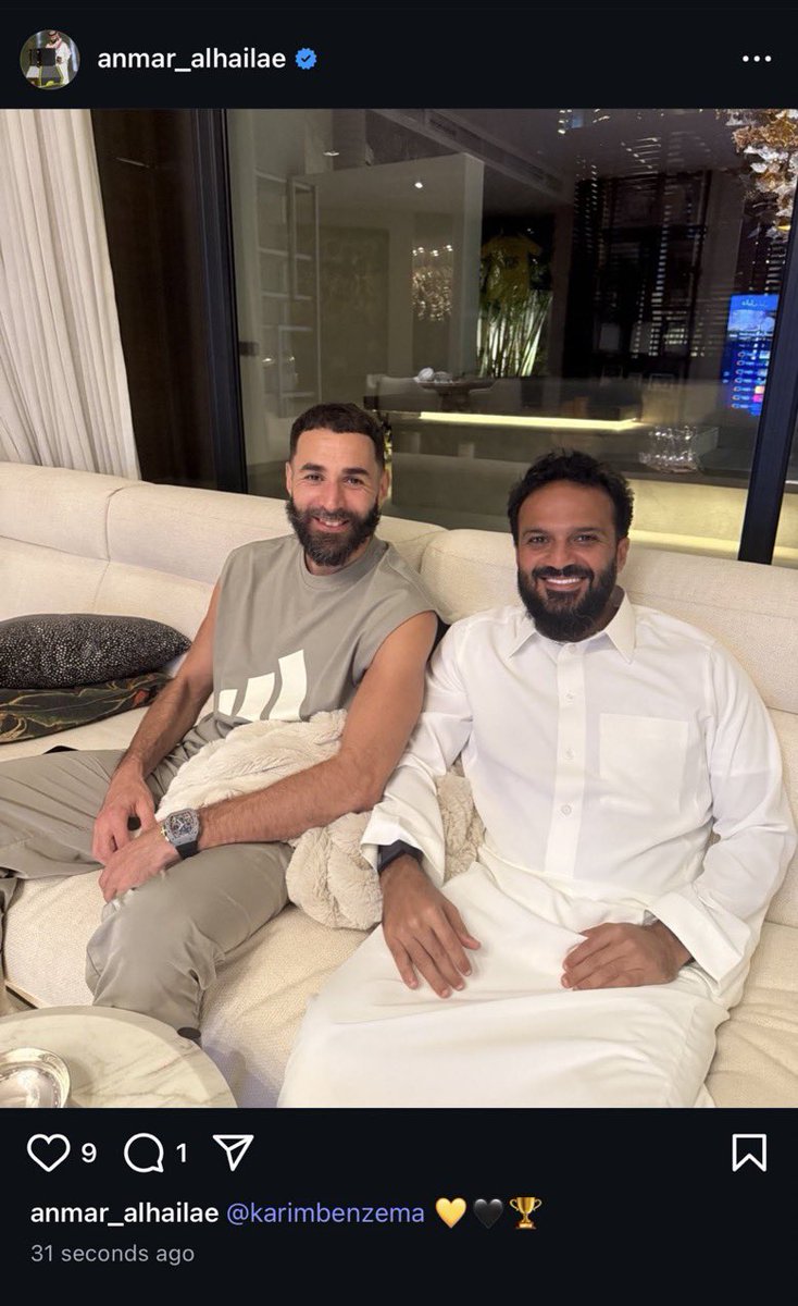 0_oul's tweet photo. أقولها أمام الملأ: رحيل كريم بنزيما خسارة كبيرة جدًا لنادي الاتحاد، وليس فقط فنيًا، بل إداريًا أيضًا.

بنزيما كان يملك علاقة قوية مع الصندوق، وكان يضغط لتوفير احتياجات الفريق من صفقات ودعم، وعندما توفرت الأدوات كانت النتيجة بطولتين. هذا ما عجز عنه رؤساء كُثر وأسماء يُقال عنهم “أبناء النادي”، وحشتوني.

من المفارقات أن لاعبًا جاء من الدوري الإسباني، وخلال أشهر قليلة فهم احتياجات الاتحاد أكثر من إدارات جلست سنوات. بينما رأينا رئيسًا جاء محملًا بالشهادات والخبرات، لكن حصيلته كانت من أسوأ الفترات بل الاسوأ في تاريخ النادي.

اليوم ندفع ثمن رحيل بنزيما. هاشتاقات لا تغيّر الواقع.

أنا على يقين أن بعقلية كريم بنزيما، ومع دعم أنمار الحائلي @Anmar_Alhailae وحبه الحقيقي للاتحاد، كان أقل الإيمان أن ينافس الاتحاد بقوة على بطولة النخبة، وربما يحققها.

رسائل كريم بنزيما لم يفهمها الكثير من جمهور الاتحاد في وقتها.

تجديد عقده بيد أنمار الحائلي،. وعندما تكررت الاجتماعات بينهما، كانت كافية لتؤكد أن الاتحاد كان بيسير في مسار واضح نحو الاستقرار والمنافسة وحصد البطولات.

لكن للأسف، لم تُقرأ تلك الرسائل بالشكل الصحيح. واليوم، بعد رحيل بنزيما، بدأت الصورة تتضح، وبدأ الاتحاد يدفع ثمن خسارة شخصية لم يكن تأثيرها داخل المستطيل الأخضر فقط، بل امتد إلى المشروع الرياضي كاملًا.

 #الاتحاد_ينهار_يالصندوق