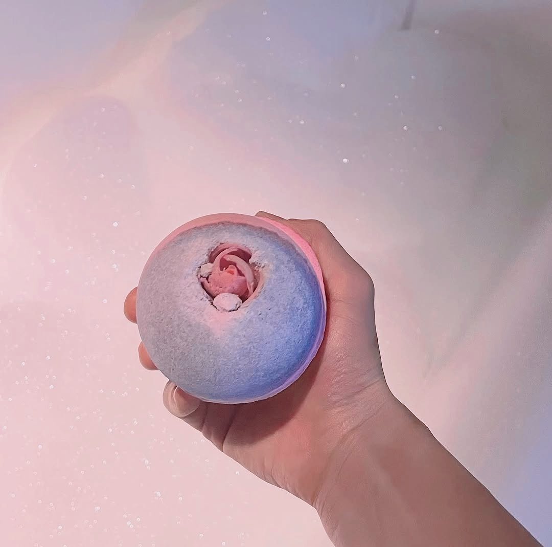 aaphroditei_'s tweet photo. ✎﹏﹏﹏Soft pink waters, a sweet bath bomb, and the coziest wind-down time. Letting the stress melt away with soft hues and sweet scents. https://t.co/MD62QCmjID