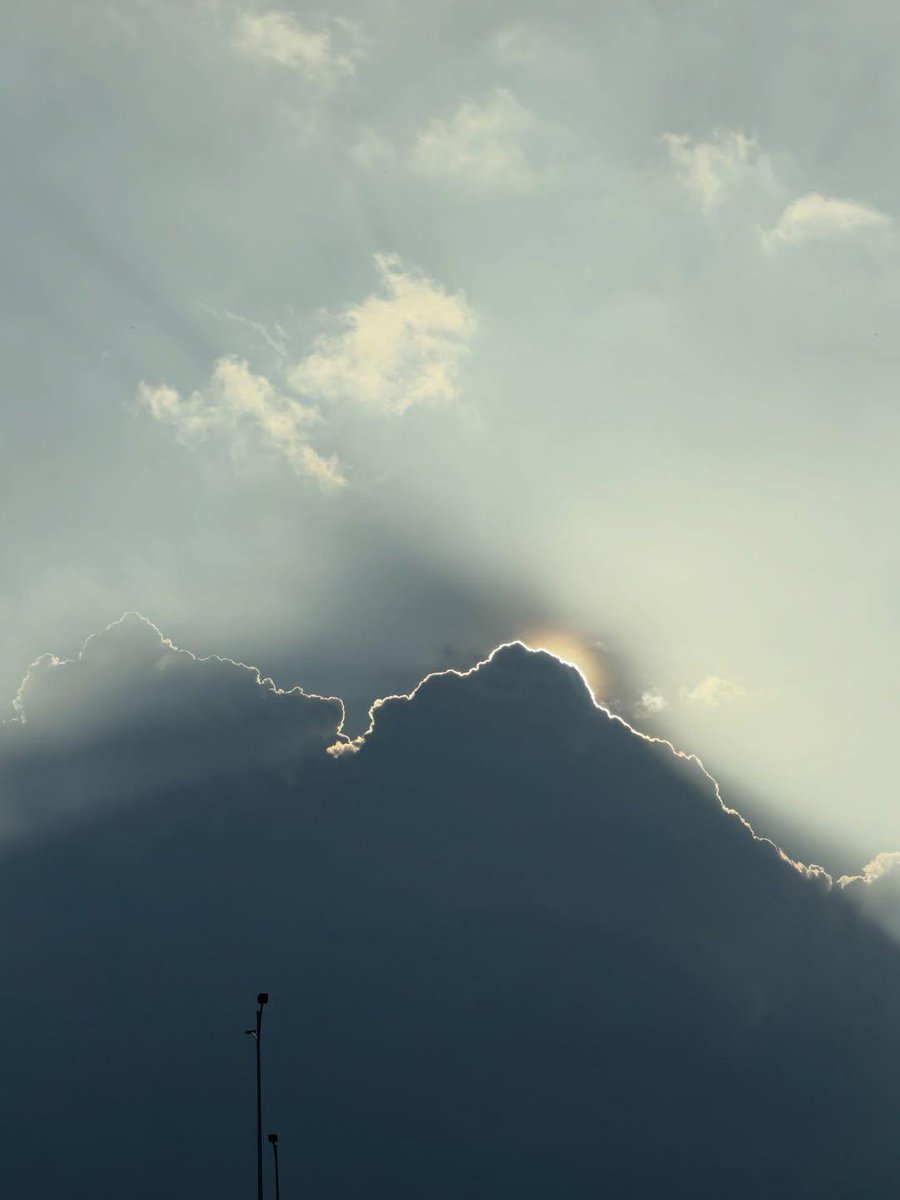 dx2shumon's tweet photo. i have a sky as big as a mountain.. https://t.co/ualNN1qq8u