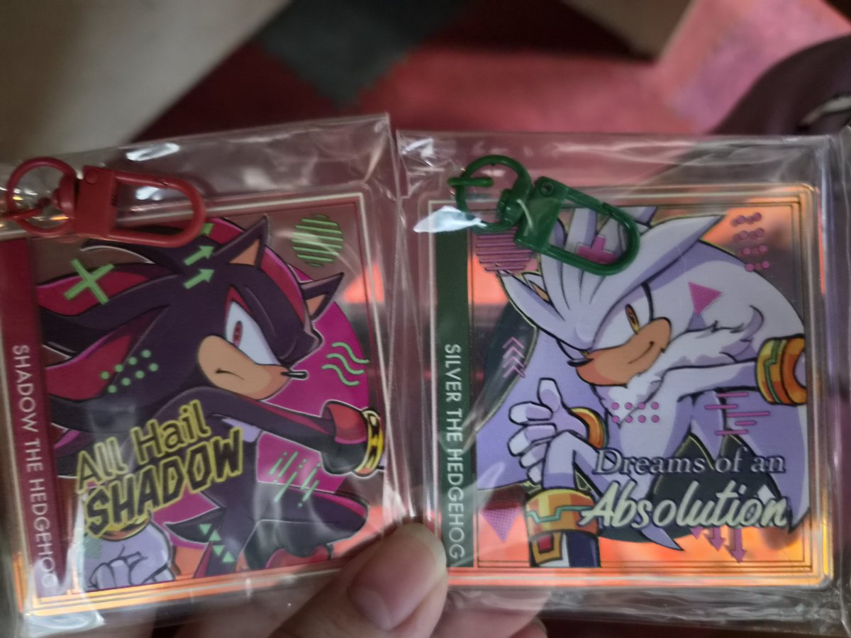 Niki_Neyu's tweet photo. (New fanmerch π)
I like how Silver looks playful yet still gentle enough to know he want to be friend with you. While Shadow is serious and has "wants to be left alone" eyes. Everything about them is the opposite of each other and that why it's so beautiful. #Shadilver https://t.co/E4aUOcsjBF