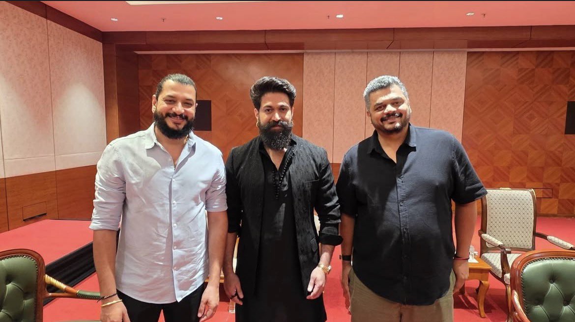 Rayatoxic19's tweet photo. Karthik Gowda with #Yash boss 

#Ramayana #Yash #Krgstudio #Trailer https://t.co/ZJU3BcbEFI