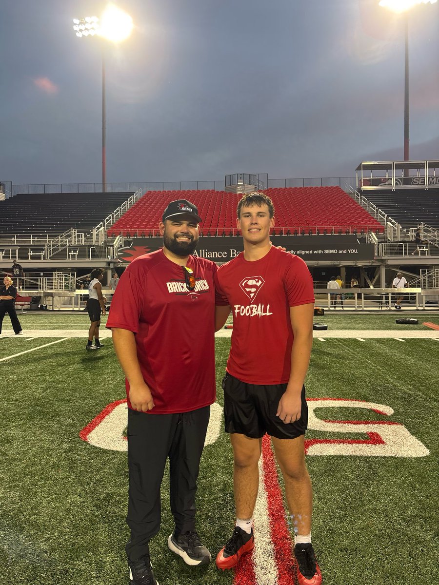 AdamGreenFB's tweet photo. Great work at the SEMO Prospect Camp yesterday! Excited to keep getting better.

TE | C/O 2028
6’3 | 225 

@SEMOfootball @ColeDobbinsSEMO @PeytonKlundSEMO https://t.co/THm2DWizXv