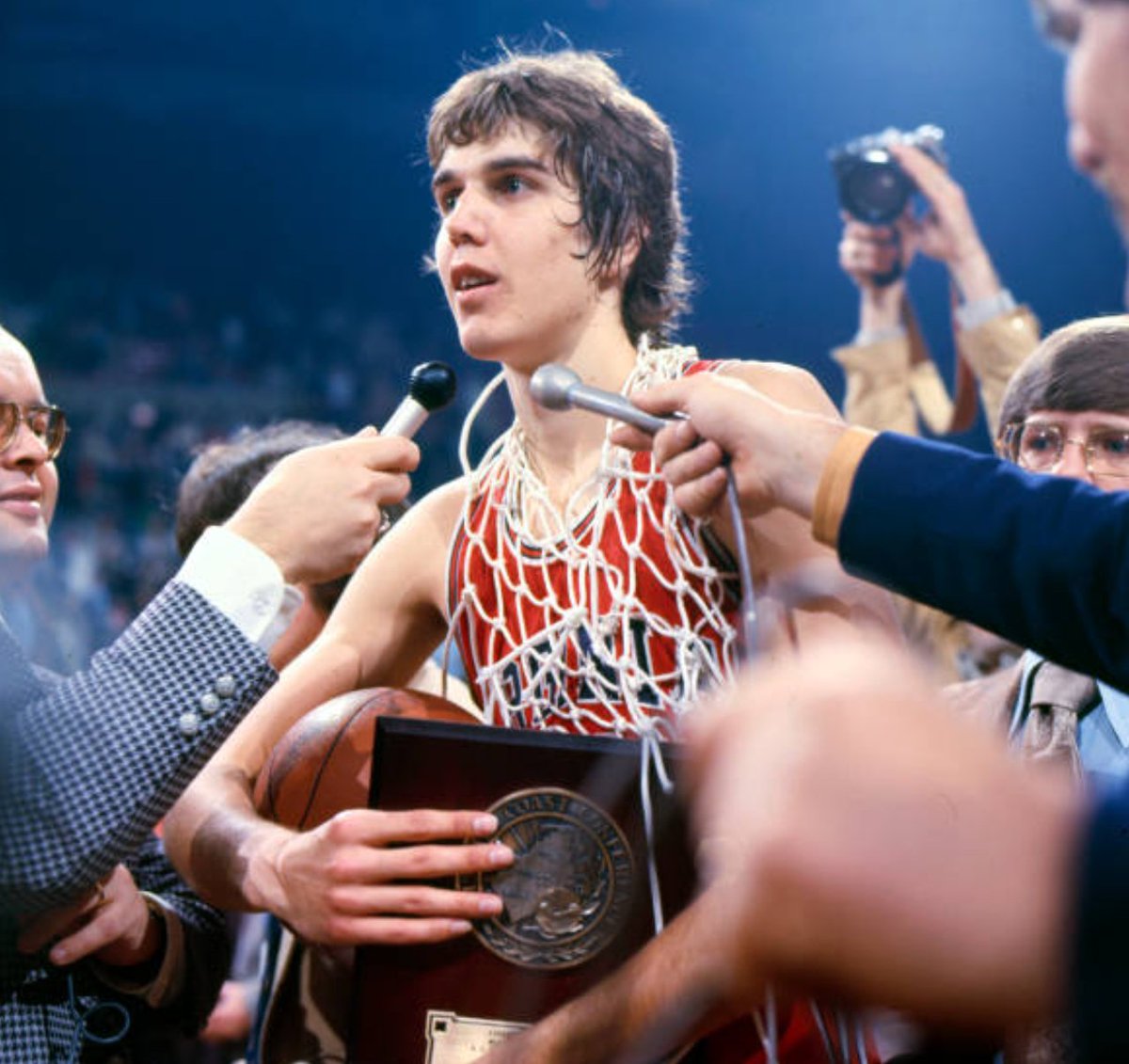 0308oscar's tweet photo. Hoy cumple 72 años Wally Walker, jugador del que hablo en el libro. Wally Wonderful, apodo que recibió cuando jugaba en la universidad de Virginia, nunca pasó de ser un jugador de rol, pero conquistó 2 campeonatos. Uno en el 77 con los Blazers y otro en el 79 con los Sonics. https://t.co/Jmlr9CM2ga
