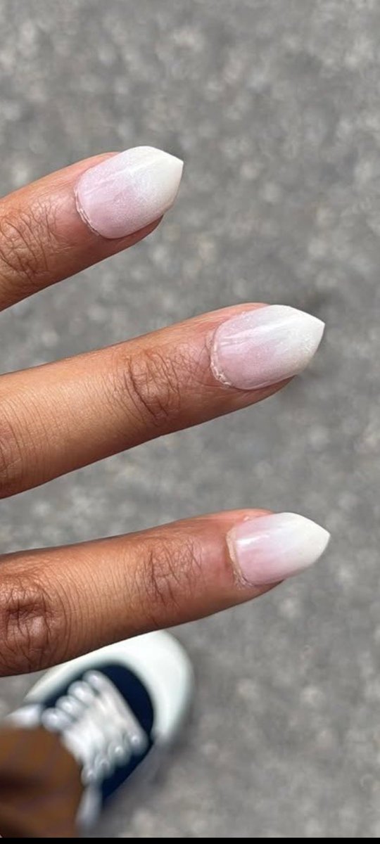 Sahlut__'s tweet photo. Pelo amor de Deus que troço tenebroso é esse @AMC_TV ARRUMEM UMA MANICURE BOA DE VERDADE ISSO AQUI NAO É UNHA DE VAMPIRO É NO MÁXIMO UM ESMALTE VENCIDO https://t.co/t6xxT035vk