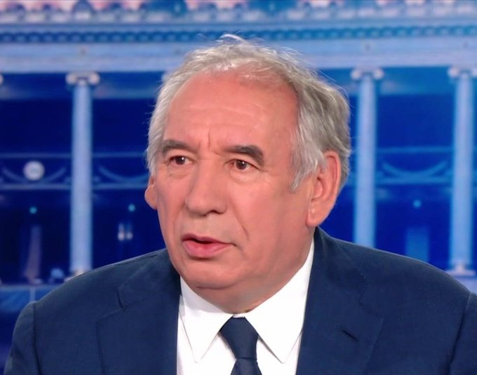 Forhalinton's tweet photo. Bayrou dénonçait les privilèges des élus, promettait de ne prendre aucun avantage après Matignon. Mais il roule en voiture de fonction. Aux frais du contribuable. Mediapart révèle. 
L'ancien Premier ministre donne des leçons, mais garde ses privilèges. 
La promesse était publique. Le mensonge aussi. Un de plus.