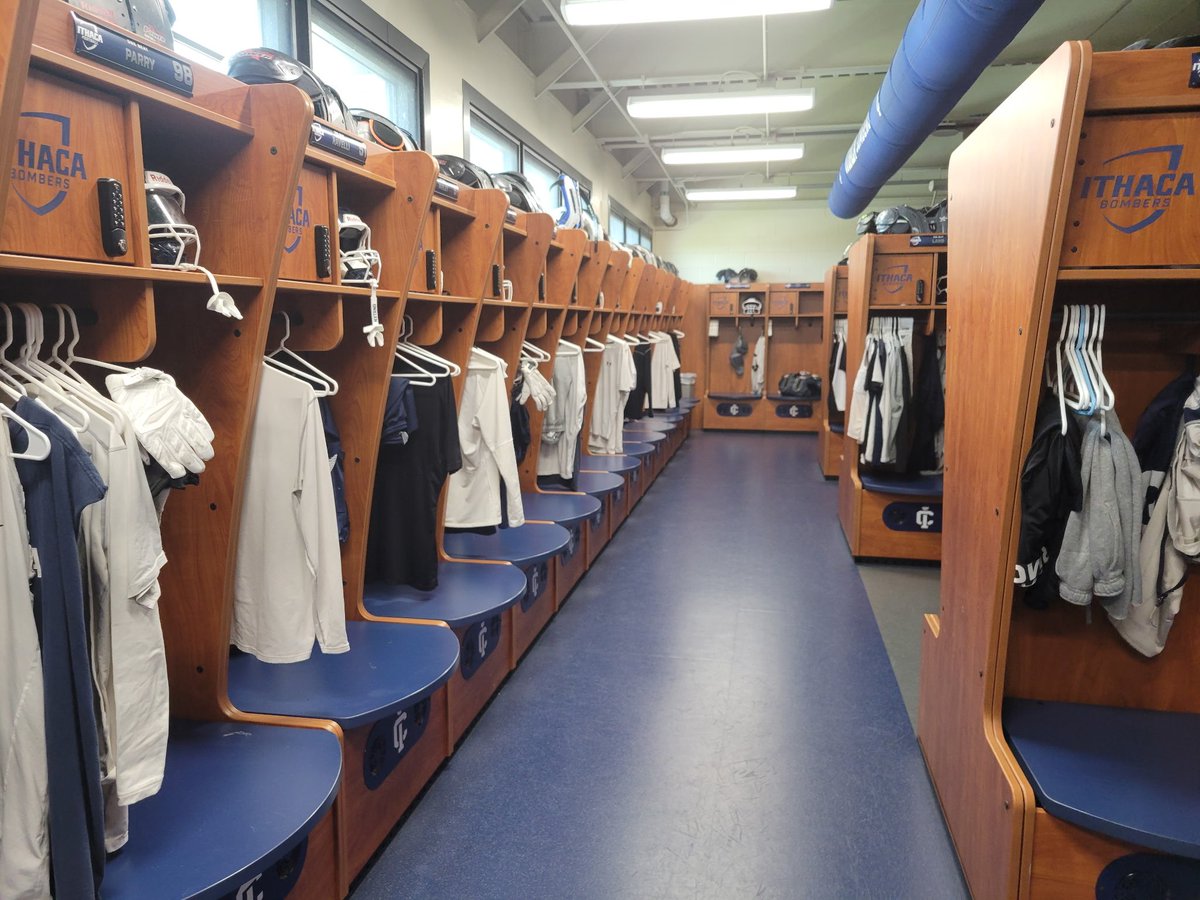 Robbins7Dominic's tweet photo. Had a great time at ithica football camp yesterday great competition, beautiful campus and great staff, sadly didnt get many pics because my dads phone overheated. @Coach_Mi11er @IthacaBomberFB @TonyRobbins44 @AthensWildcats https://t.co/Dq6ciQOjpz