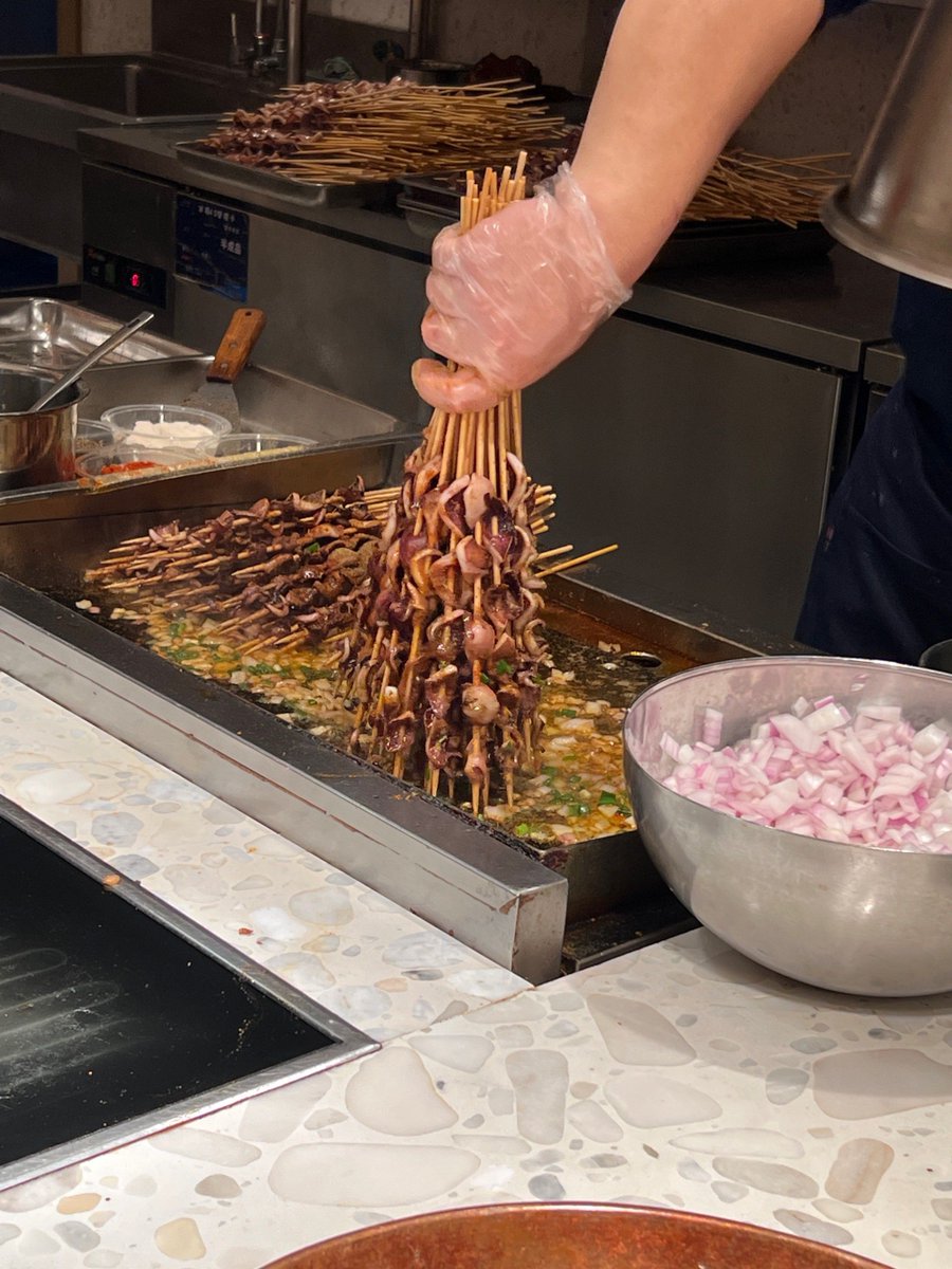 1writerent's tweet photo. Craving late-night street snacks Tender grilled squid skewers brushed with secret spicy sauce, sizzling hot right off the roadside grill—pure comfort for your taste buds!， https://t.co/QHEF2OguJ1
