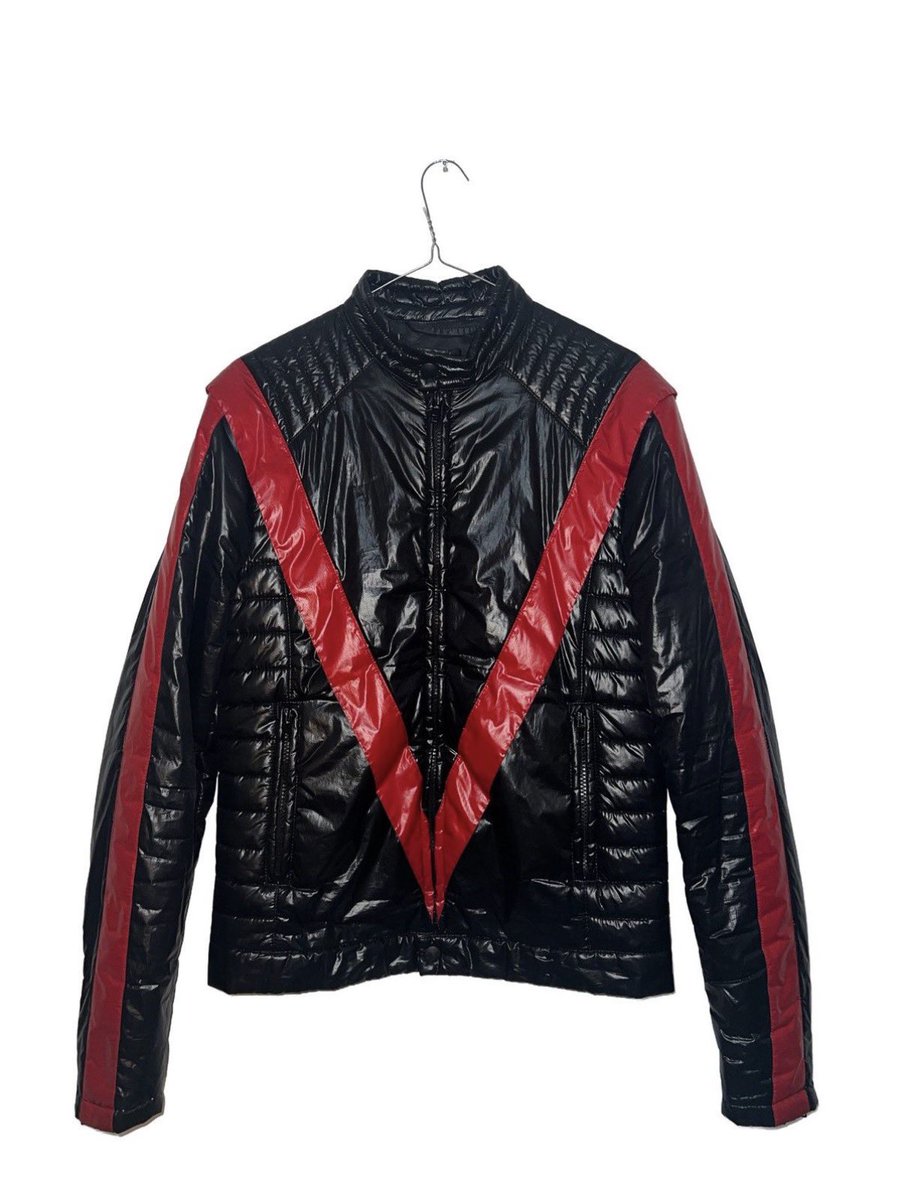 shotupin4k's tweet photo. Pharrell wearing
AW08 Maison Margiela “Thriller” Puffer Biker Jacket ($3000+) https://t.co/3hDaCvfAQF