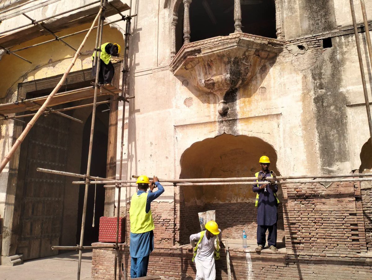 PWCAuthority_'s tweet photo. Work in progress at Chuna Mandi College as conservation efforts continue to preserve and restore its historic character.

#WCLA #ChunaMandiCollege #HeritageConservation @GovtofPunjabPK @Marriyum_A @CS_Punjab @SMUReforms @MaryamNSharif https://t.co/fvYEVFosd3